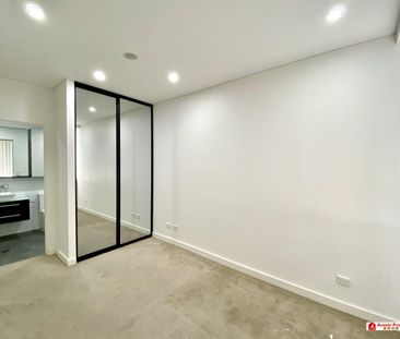 Stunning & Bright Apartment in a Prime Location – Quiet Boutique Co... - Photo 6