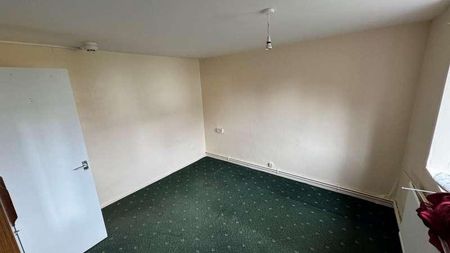 Harlech Gardens, Hounslow, TW5 - Photo 2