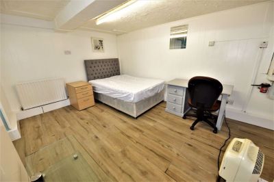 1 bedroom Studio in Cardigan Road, Leeds - Photo 2