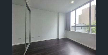 Modern living with floorboards, gas cooking & A/C - Photo 2