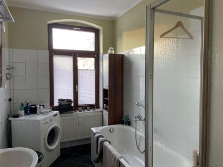 TIPP: Wohnung im 1. OG - mit Balkon und Stellplatz sowie Tageslichtbad! - Photo 2