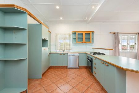 Spacious Family Home with City Views in Prime Coorparoo Location - Photo 4