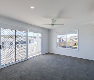 Near New Hampton Style Home in Parks Estate! - Photo 3