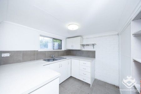 Renovated Cozy Family Home for Large Family - 3 Bedrooms plus 3 extra rooms downstairs - Photo 4