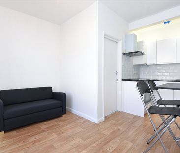 1 bedroom Flat in Waylen Street, Reading - Photo 3