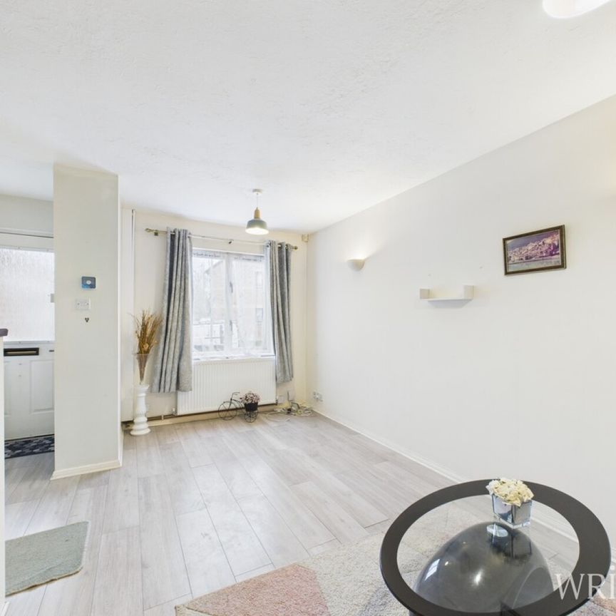 2 bedroom Mid Terraced House - Hatfield, Hertfordshire - Photo 1