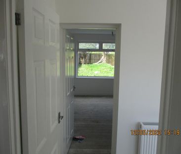 3 bedroom end of terrace house to rent - Photo 4