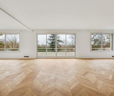 Location Appartement 6 pièces 235m² PARIS 16ème - Photo 2