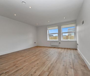2 bedroom Flat To Let - Photo 1
