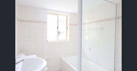 Sun-Filled & Spacious Apartment - Photo 4