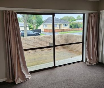 Lovely, four bedroom home in sought after Hillcrest School zones. - Photo 4