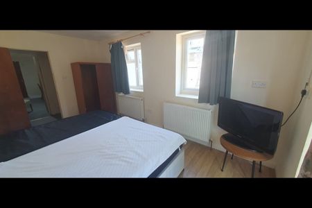 1 Bed Flat, Vicarage Farm Road, TW3 - Photo 4
