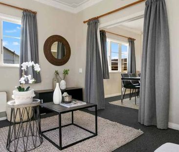 3 Bedroom in Cambridge - Photo 2