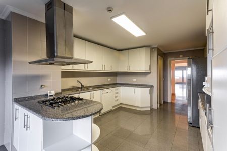 Luxurious 4-Bedroom Apartment with Sea View in Gated Community in Gandarinha, Cascais - Photo 4