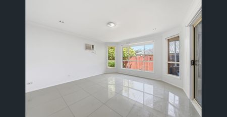 Exquisite Family Residence with Self-Contained Granny Flat – 10 Bamboo Way, Stanhope Gardens - Photo 3