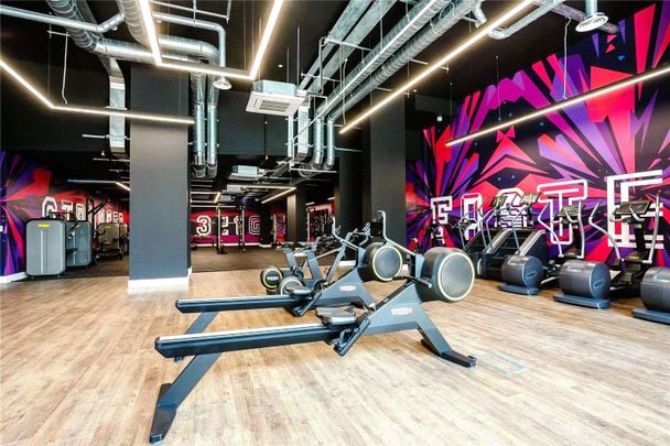 STUDIO APARTMENT | AVAILABLE NOW | LAST UNITS | PARKING AVAILABLE | PRIME LOCATION | 24-HOUR CONCIERGE | RESIDENTS GYM - Photo 1