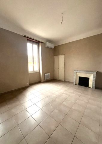 A LOUER - CHATEAURENARD - Maison de ville avec 3 chambres, bureau et cour privée, - Photo 2