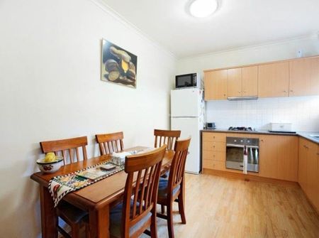 LIGHT AND BRIGHT 2 BEDROOM APARTMENT WITH COURTYARD GARDEN! - Photo 3