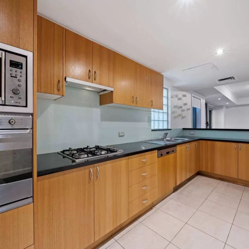 Spacious Garden Apartment in the Heart of Rose Bay, Pet-friendly, Double LUG - Photo 1