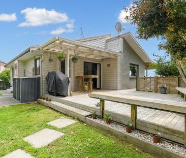 Charming 1BR Home in Welcome Bay - Photo 1