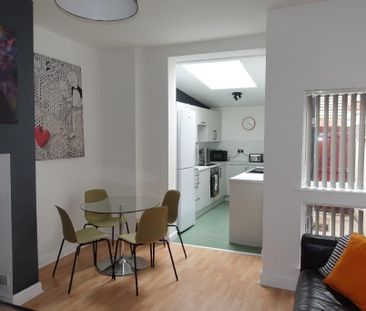 4 bedroom terraced house to rent - Photo 1