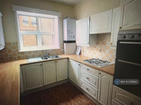 3 bedroom flat to rent - Photo 4