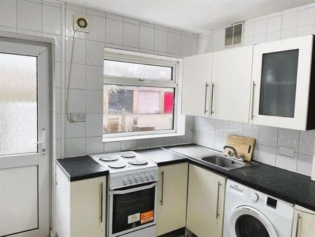 Ashford Crescent, Ashford, TW15 - Photo 4