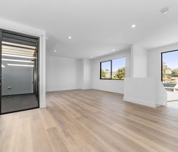 Live Green and Save Money - 6.4 Kilowatt Solar Panels on Roof - Photo 1