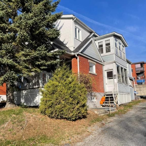 Joli 11/2 devant un parc - Photo 1