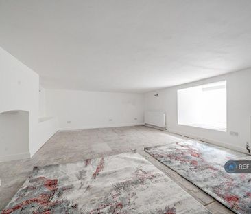 3 bedroom flat to rent - Photo 2