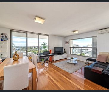 LIGHT & BRIGHT, FURNISHED APARTMENT - Photo 4