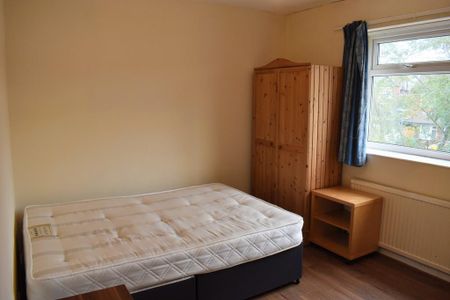 4 bedroom semi-detached house to rent - Photo 2