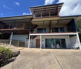 Seaside Serenity: Your Coastal Oasis in Airlie Beach - Photo 1