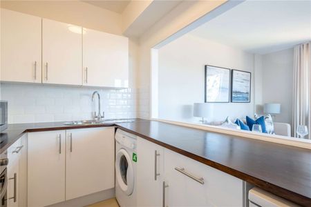 This spacious one bedroom one bathroom apartment with large terrace is set on the fifth floor of this superbly located building in the heart of Westminster. - Photo 5