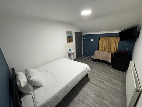 Room in a Shared House, Bridgeway, IG11 - Photo 1