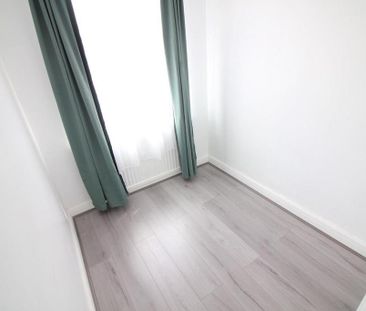 3 bedroom end of terrace house to rent - Photo 2