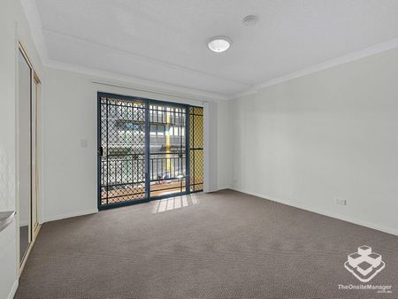 Large 3BR in City Fringe Oasis - Photo 4