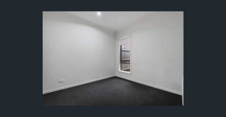 Spacious 3-Bed, 2-Bath Home in Prime Point Cook Location - Photo 3