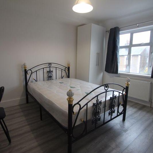 4 bedroom semi-detached house to rent - Photo 1