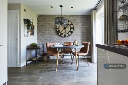 3 bedroom semi-detached house to rent - Photo 3