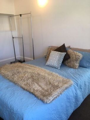 1BR Flat in Vibrant Mt. Cook - Photo 1