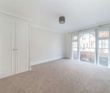 Lovely three bedroom maisonette with a garden conveniently located ... - Photo 5