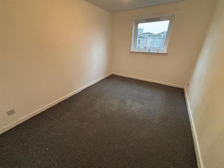 3 bedroom flat to rent - Photo 4
