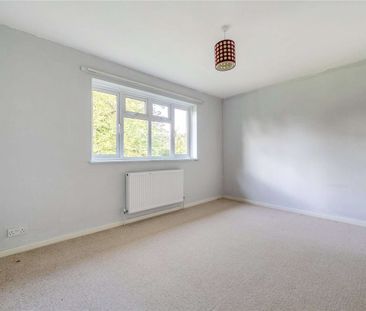 Five-bedroom versatile detached house with garage and storage. - Photo 3