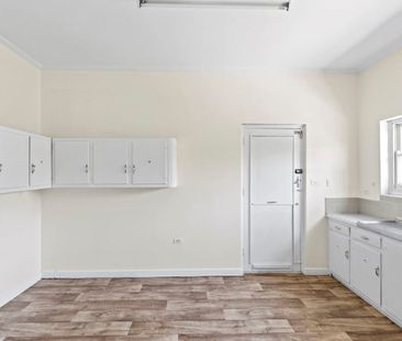 City, Bay, Shops & Transport all at your doorstep! - Photo 5