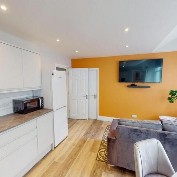 6 bedroom flat to rent - Photo 1