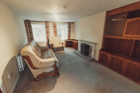 3 Bed Semi-detached House - Photo 3