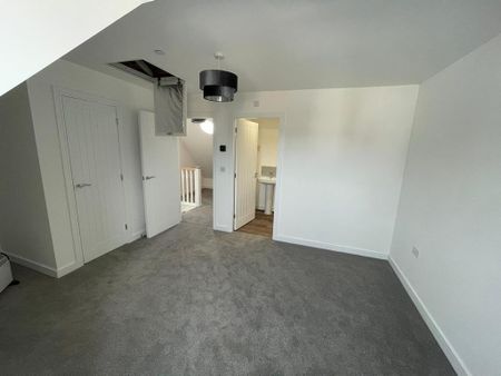 4 bedroom semi-detached house to rent - Photo 5