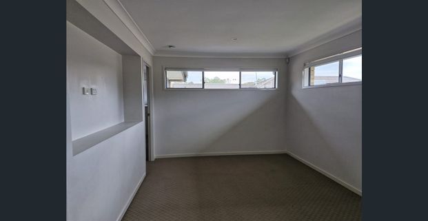 Modern 4-Bedroom House in the Heart of Underwood - Photo 1