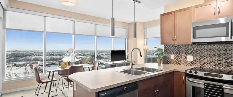 Trendy Fully furnished 2Br 2Ba Apartment Downtown Calgary. Free Parking | 1320 1 St SE, Calgary - Photo 1